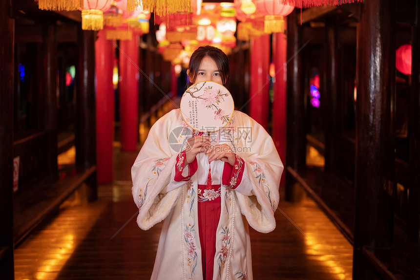 花灯灯会少女用扇子挡住下巴图片