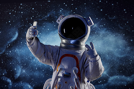 观察世界宇航员拿着手机自拍背景