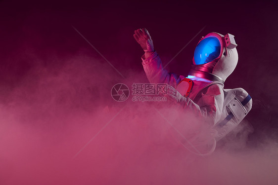 创意烟雾中的宇航员的悬浮照图片