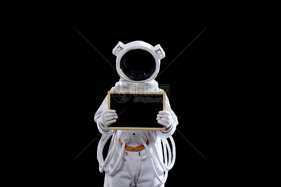 手拿黑板的宇航员站在月球表面上图片