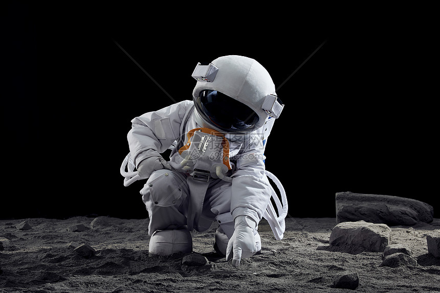 手碰触地面的宇航员图片