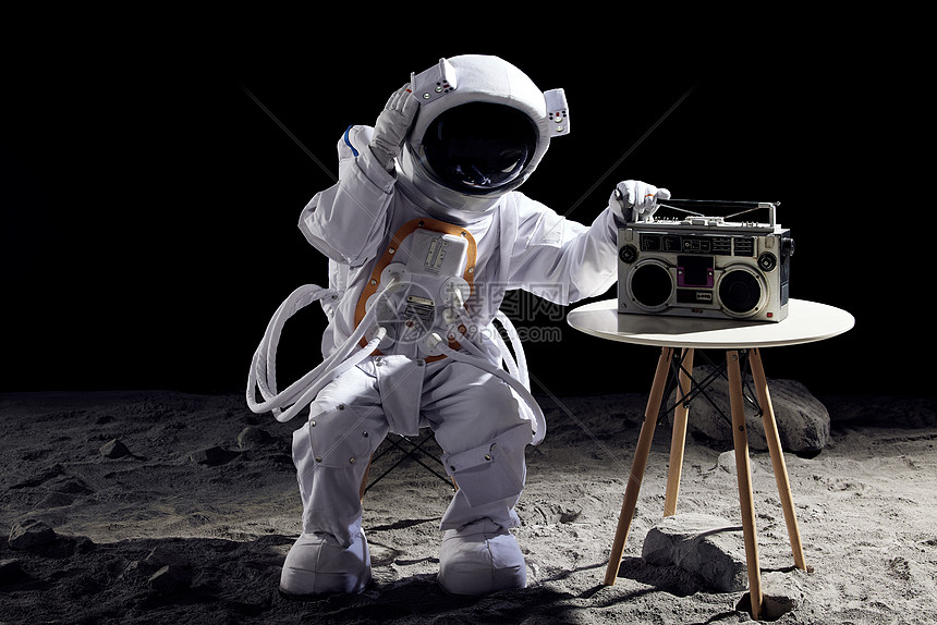太空上听收音机的宇航员图片
