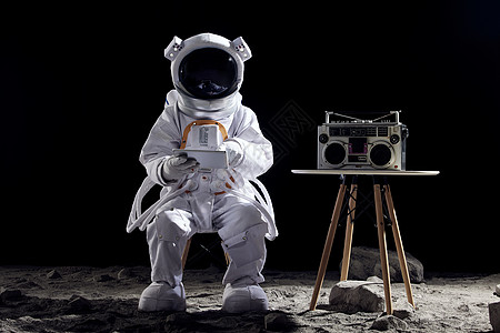 太空中的宇航员听收音机图片