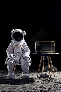 太空中坐在电视机旁的宇航员图片