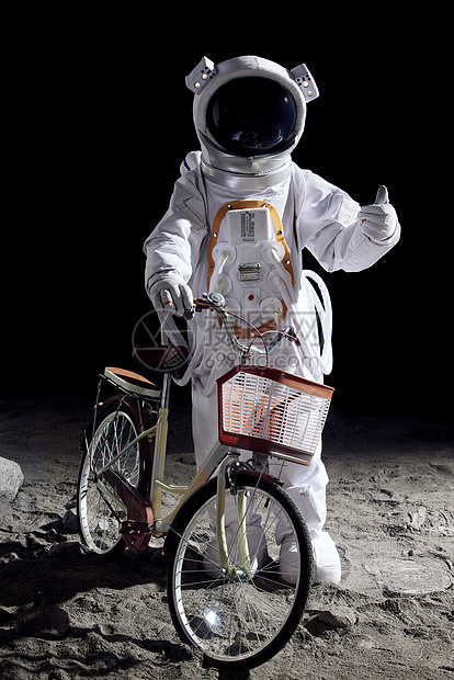 登月宇航员手扶自行车点赞形象图片
