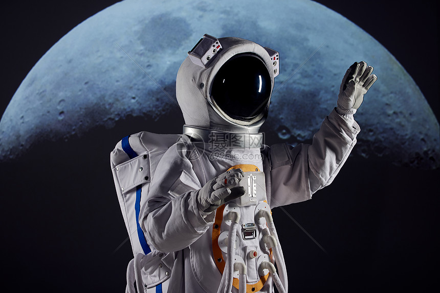 登月宇航员触碰虚拟屏幕图片