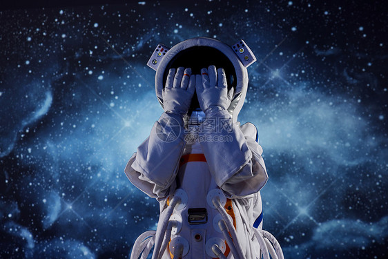 宇航员站在前捂着脸图片