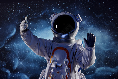 宇航员拿着手机对着手机打招呼图片