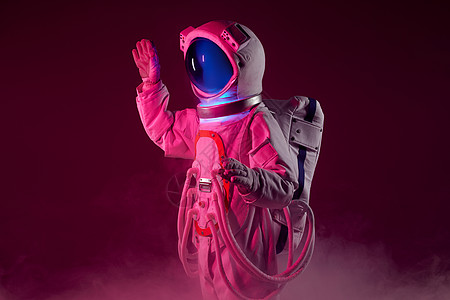 赛德朋克素材宇航员站在红色的烟雾中背景
