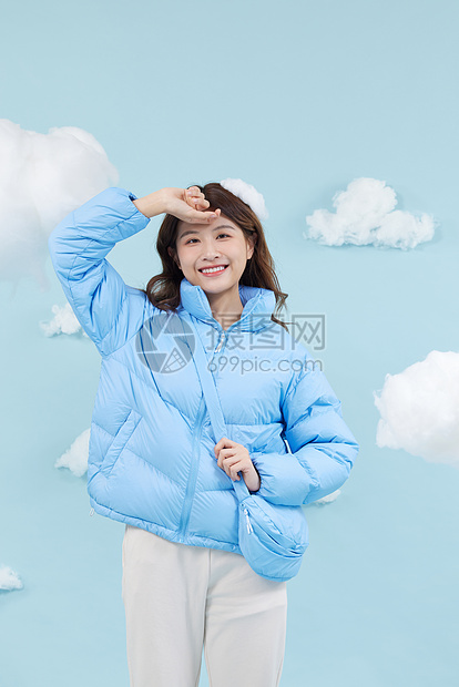 可爱美女身穿羽绒服图片