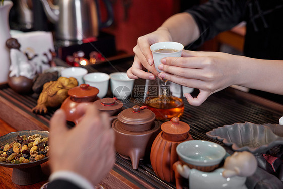 商务会所茶艺师端茶特写图片