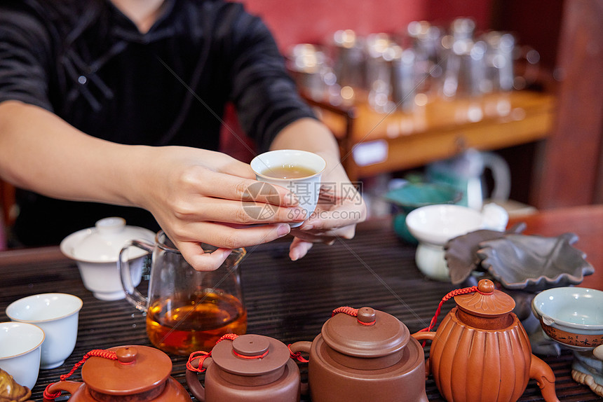 商务会所茶艺师端茶特写图片