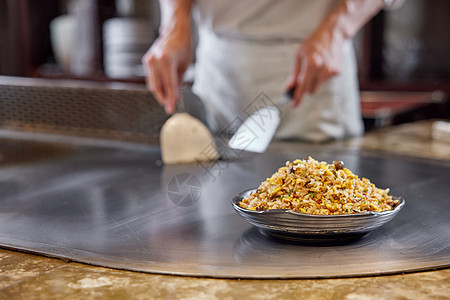 高端商务酒店厨师制作铁板炒饭背景图片