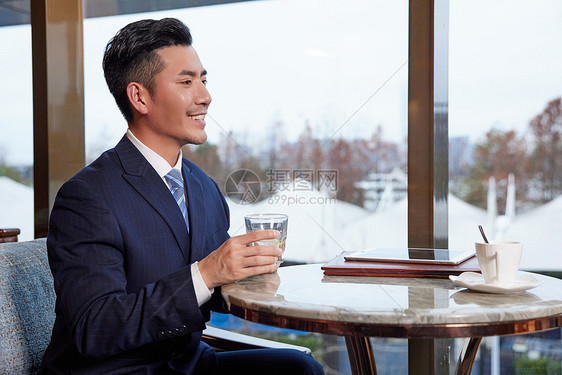 商务男性酒店休闲聊天图片