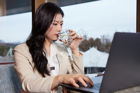 职场商务女性高端酒店办公背景图片