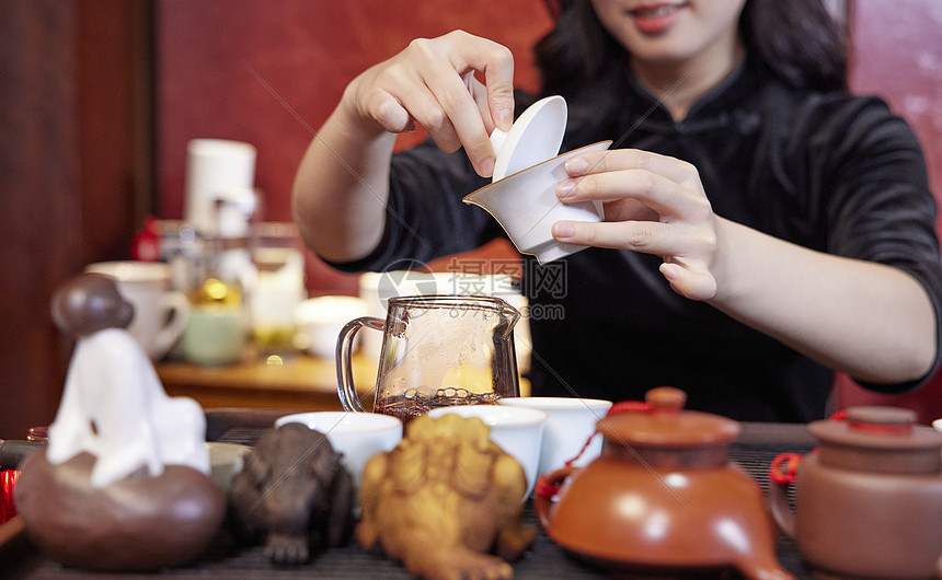 商务酒店女性茶艺师倒茶图片