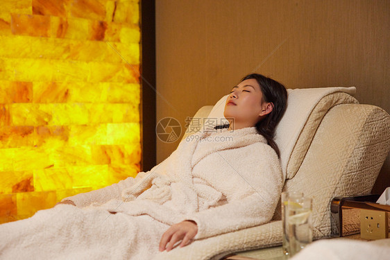 青年女性玉石房躺沙发上休息图片