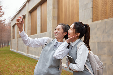 青年学生美女闺蜜手机自拍图片