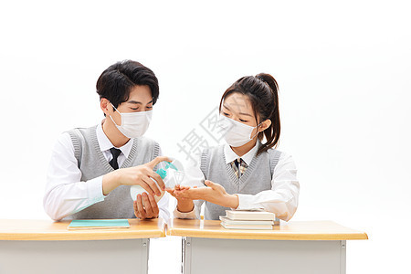戴口罩上课的学生手部消毒图片