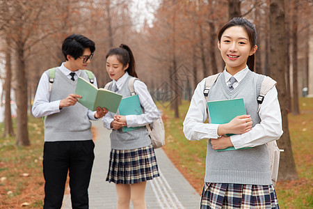 学生拿书本讨论课题背景图片