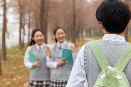 校园里同学见面打招呼图片