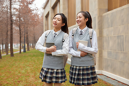 校园美女学生抱着书本图片