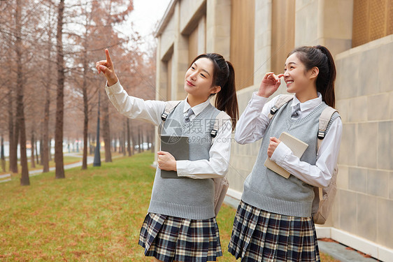 校园里抱着书本的学生图片