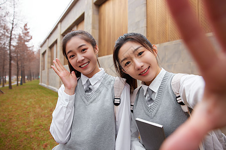 青年学生美女闺蜜手机自拍图片