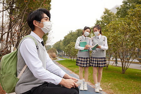 大学生戴口罩疫情防控图片