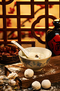 美味的中式元宵节传统芝麻汤圆图片