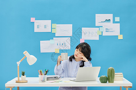 职场女性面对工作压力感到疲惫图片