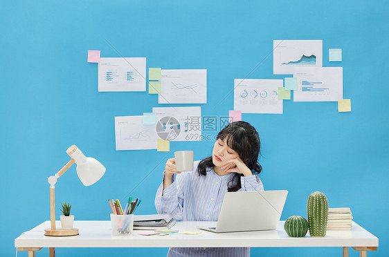 职场女性面对工作压力感到疲惫图片