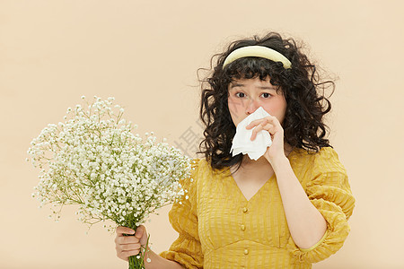 春季戴口罩女孩因花粉过敏鼻子感到不适背景