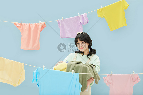 阳光女孩洗衣服晾晒衣服图片