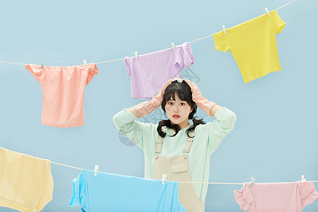 阳光女孩洗衣服晾晒衣服图片