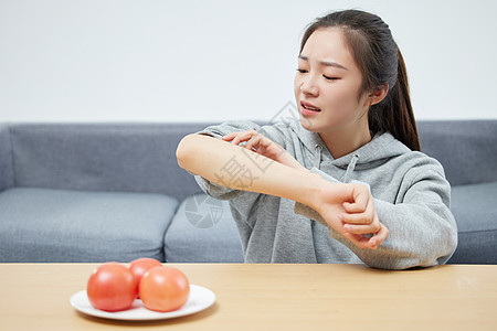 女性食物过敏抓挠图片