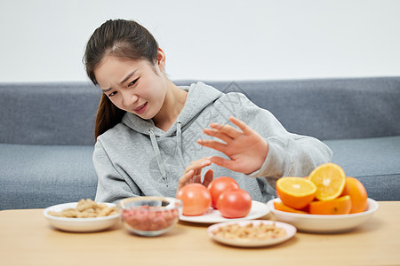 对食物过敏的女性图片