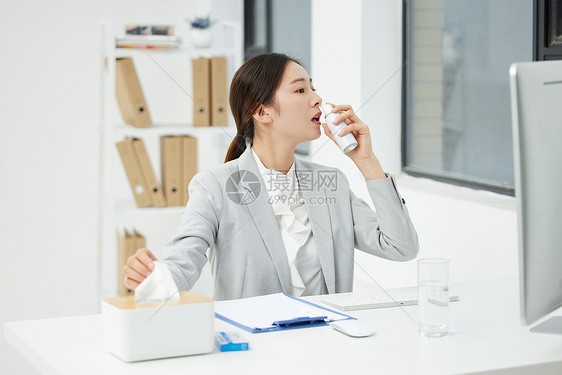 过敏鼻炎的女性使用喷鼻器图片