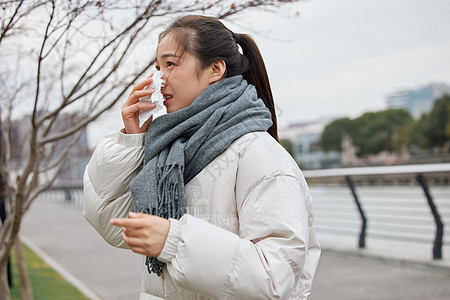 汽车尾气在室外打喷嚏难受的女性背景