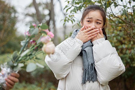 户外花粉过敏的女性背景图片