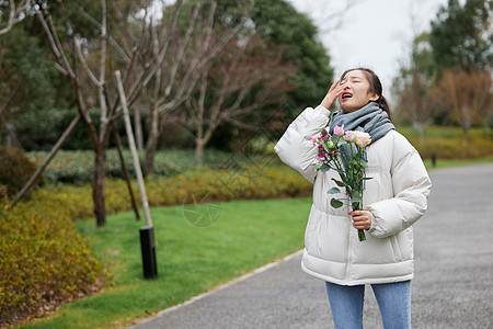 户外对花粉过敏打喷嚏的女性图片