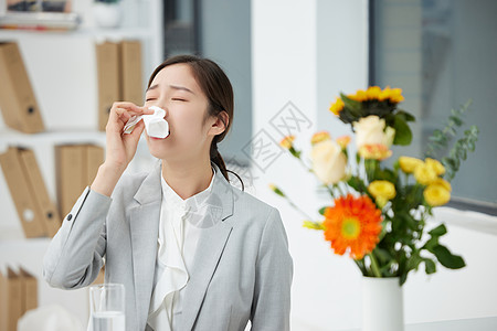 商务鲜花办公室花粉过敏的女性背景