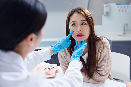 医生给女性诊断面部问题图片