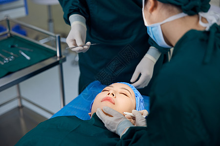 女性在手术台上进行整容手术图片
