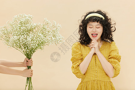 可爱少女意外收到鲜花十分惊讶图片