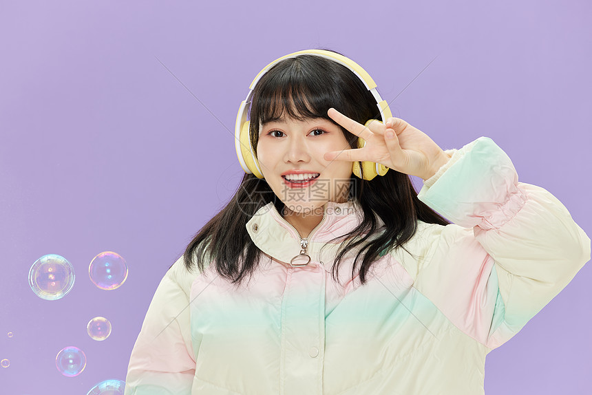 冬季女孩比耶的可爱形象