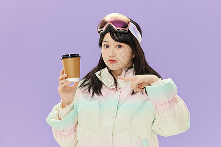 羽绒服戴着滑雪眼镜的女孩手握咖啡杯背景