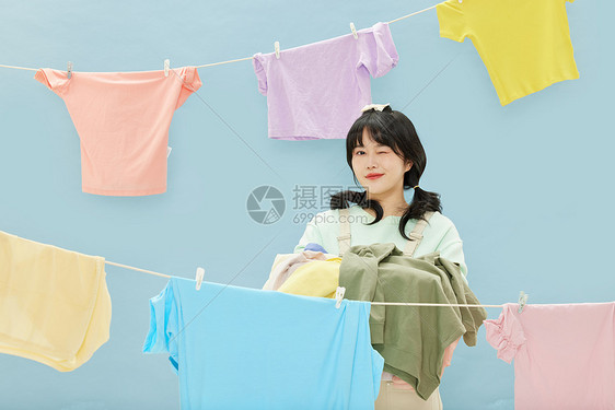 阳光可爱女孩洗衣服晾晒衣服图片