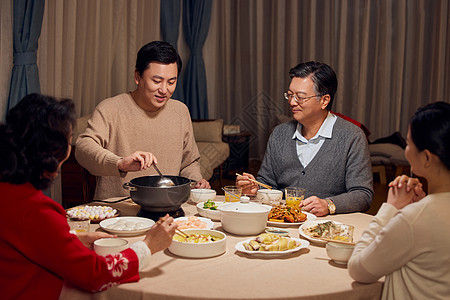 汤圆元宵节一起吃饭的家人背景