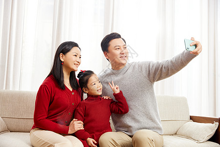 春节一家人拿着手机自拍图片